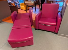 Deux fauteuils-lits offerts au CHU de Caen, un projet pour réunir parents-enfants à l'hôpital